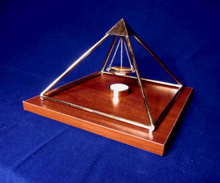 Messingpyramide mit Schälchen für Duftöl